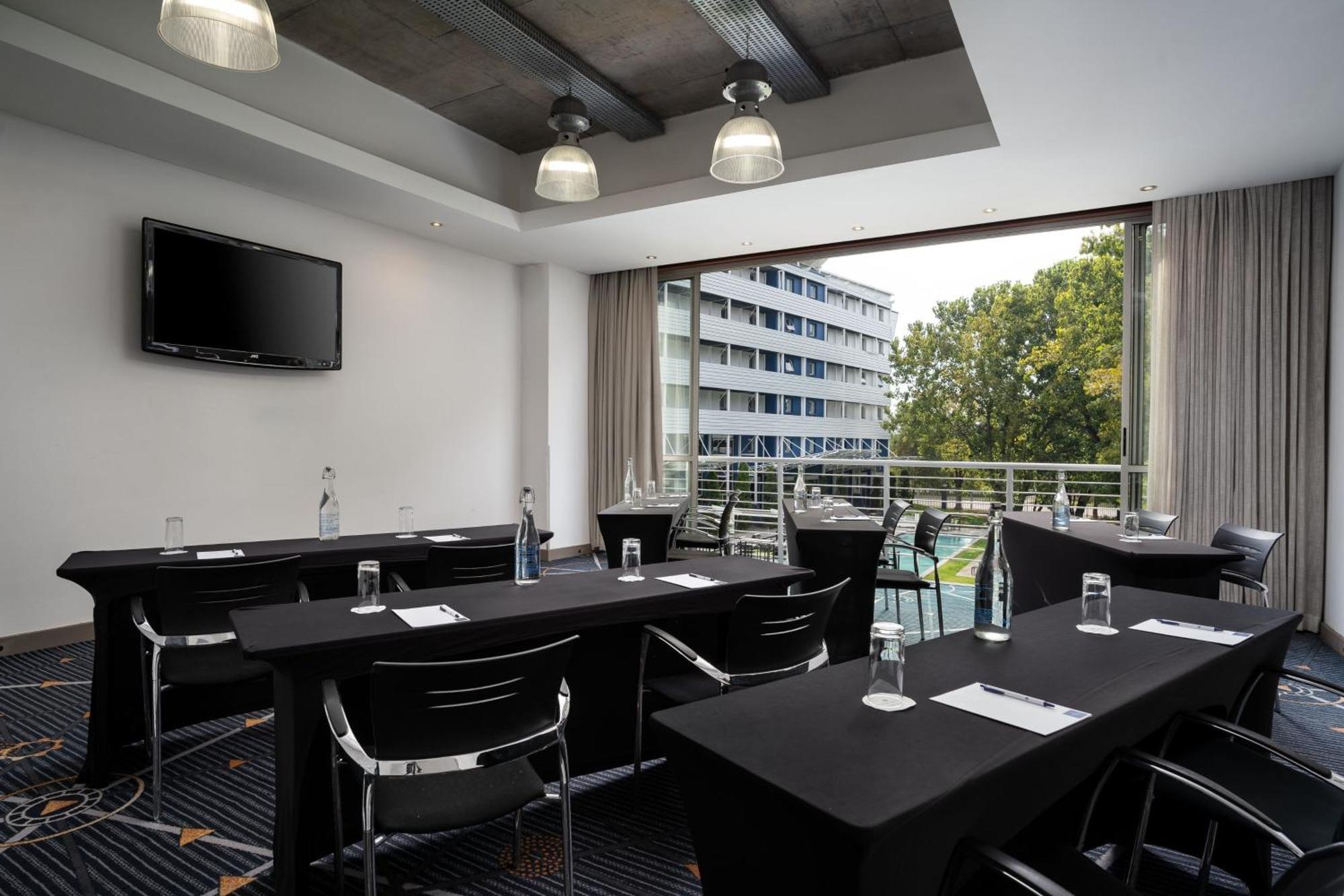 Protea Hotel By Marriott O R Tambo Airport Kempton Park Exteriör bild