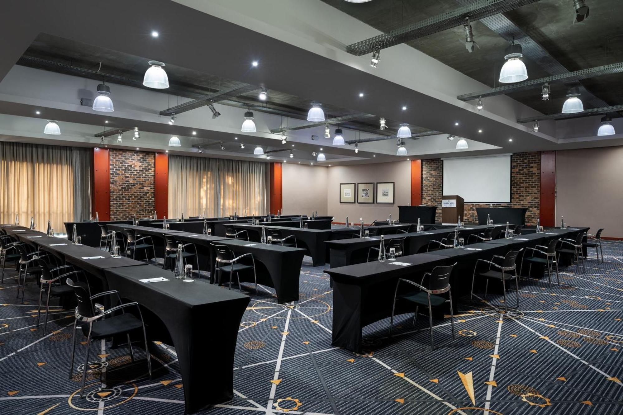 Protea Hotel By Marriott O R Tambo Airport Kempton Park Exteriör bild