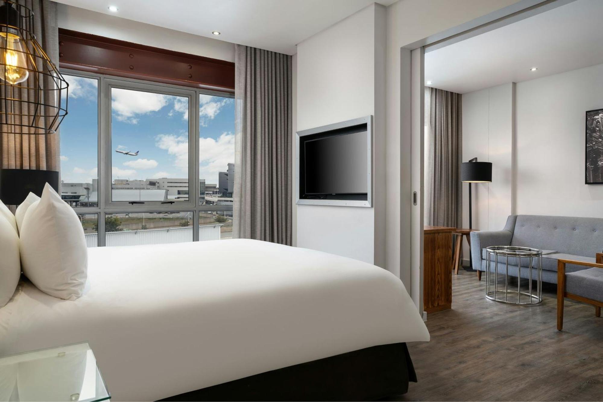 Protea Hotel By Marriott O R Tambo Airport Kempton Park Exteriör bild