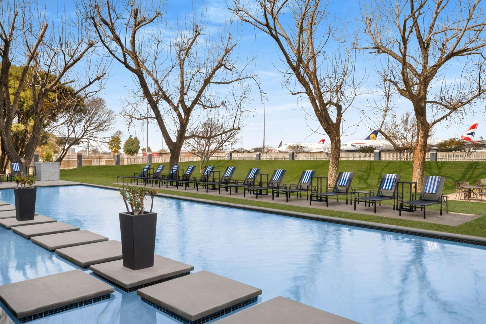 Protea Hotel By Marriott O R Tambo Airport Kempton Park Exteriör bild